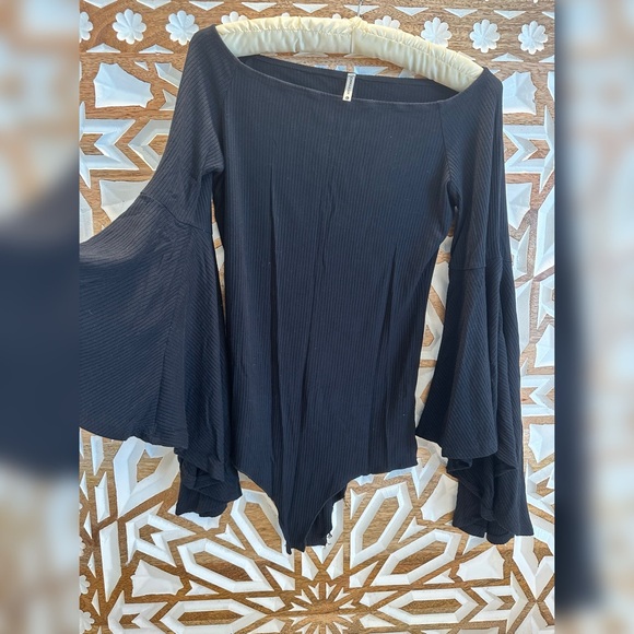 Off the Shoulder Bell Sleeve Onesie - Emma & Sam - L - Picture 4 of 4